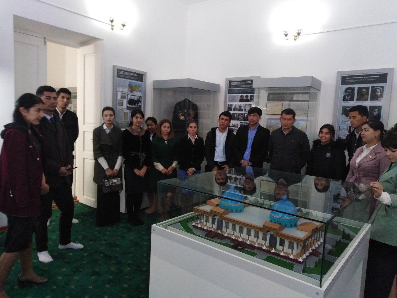 Группа студентов и преподавателей филологического факультета посещает Исторический музей