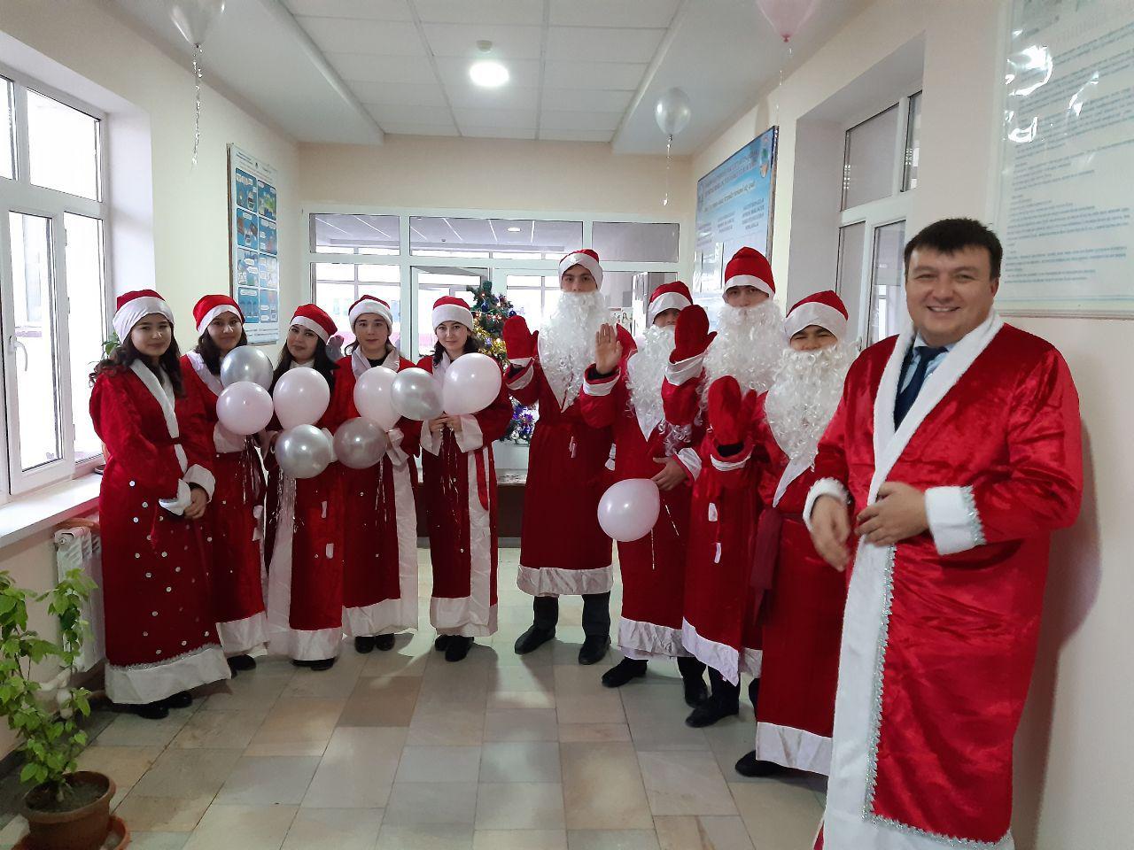Turizm va iqtisodiyot fakultetida talabalar va professor-o‘qituvchilarga yangi yil qayfiyati ulashish qor bobolar va qor qizlar tadbiri o‘tkazildi.