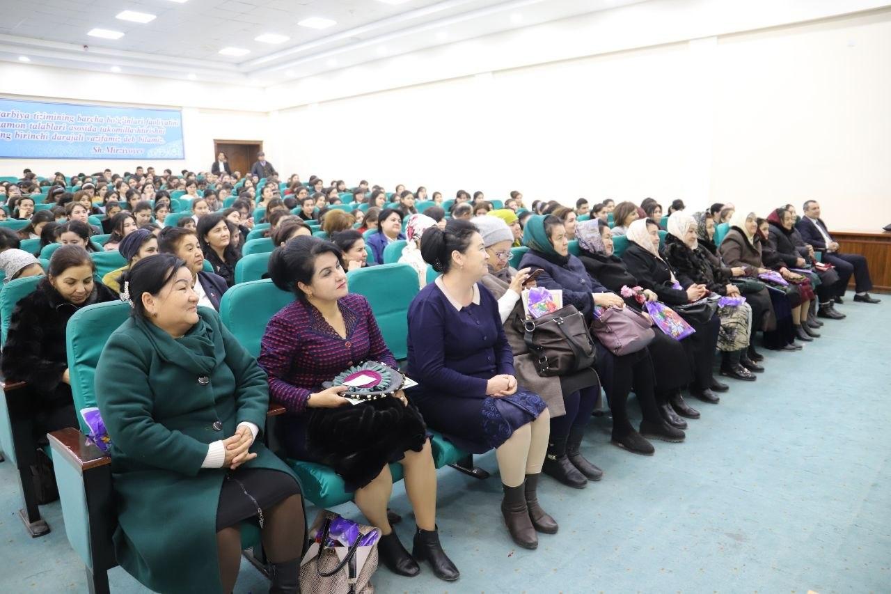Urganch davlat universiteti madaniyat saroyida go‘zal kuy-qo‘shiqlar va raqslarga boy tadbir bo'lib o'tdi