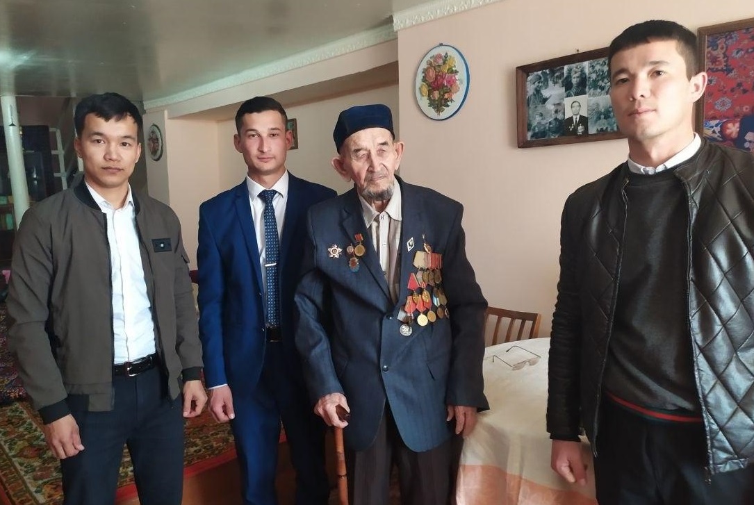 Urganch davlat universiteti talabalari II-jahon urushi qatnashchisi bilan uchrashdilar