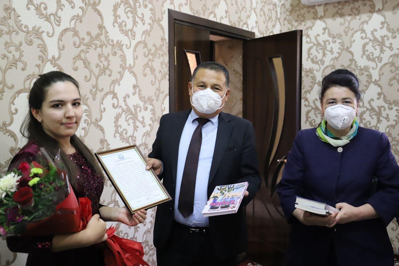 Urganch davlat universiteti rektori Bahrom Abdullaev imtiyoz asosida talabalikka qabul qilingan xotin-qizlarni tabriklash maqsadida xonadonlarga tashrif buyurdi!