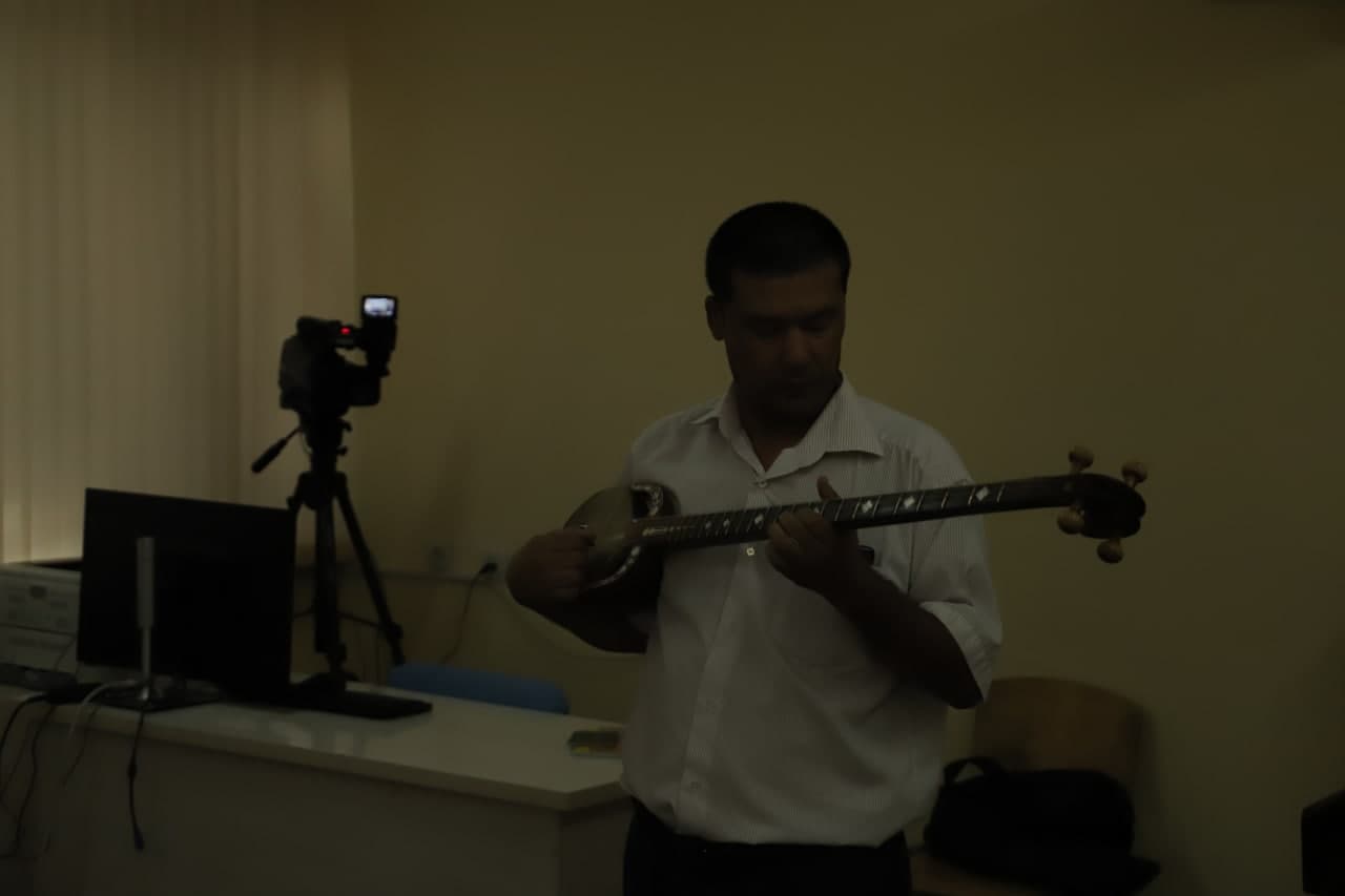 urdu.uz,Urganch davlat universiteti,Bugun, 29-iyul kuni Tasviriy san`at va muhandislik grafikasi, Musiqa ta`limi hamda Jismoniy madaniyat ta`lim  yo`nalishlarga  talabalikka hujjat topshirgan abituriyentlar uchun ijodiy (kasbiy) imtihonlar o`tkazilmoqda. 2021-2022 o'quv yili uchun ushbu yo'nalishlarga  2246 nafar  abituriyentlar ro'yxatdan o'tgan.  