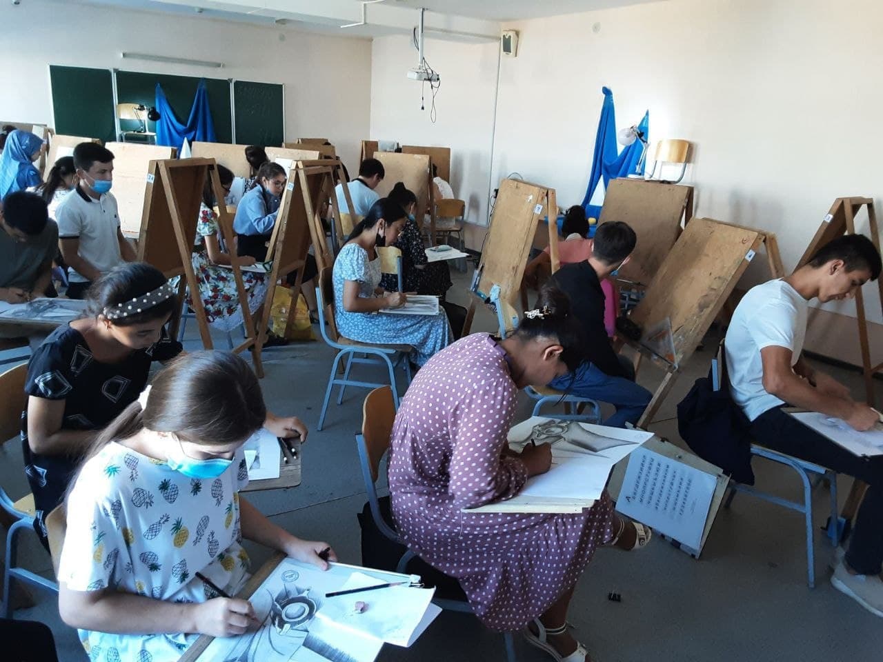 urdu.uz,Urganch davlat universiteti,Bugun, 29-iyul kuni Tasviriy san`at va muhandislik grafikasi, Musiqa ta`limi hamda Jismoniy madaniyat ta`lim  yo`nalishlarga  talabalikka hujjat topshirgan abituriyentlar uchun ijodiy (kasbiy) imtihonlar o`tkazilmoqda. 2021-2022 o'quv yili uchun ushbu yo'nalishlarga  2246 nafar  abituriyentlar ro'yxatdan o'tgan.  