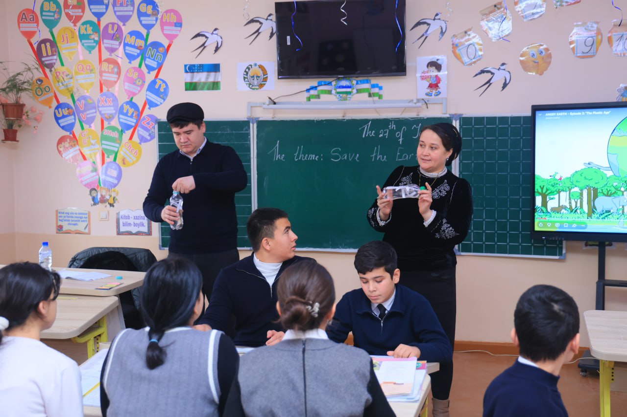 University lecturers are conducting club activities in schools