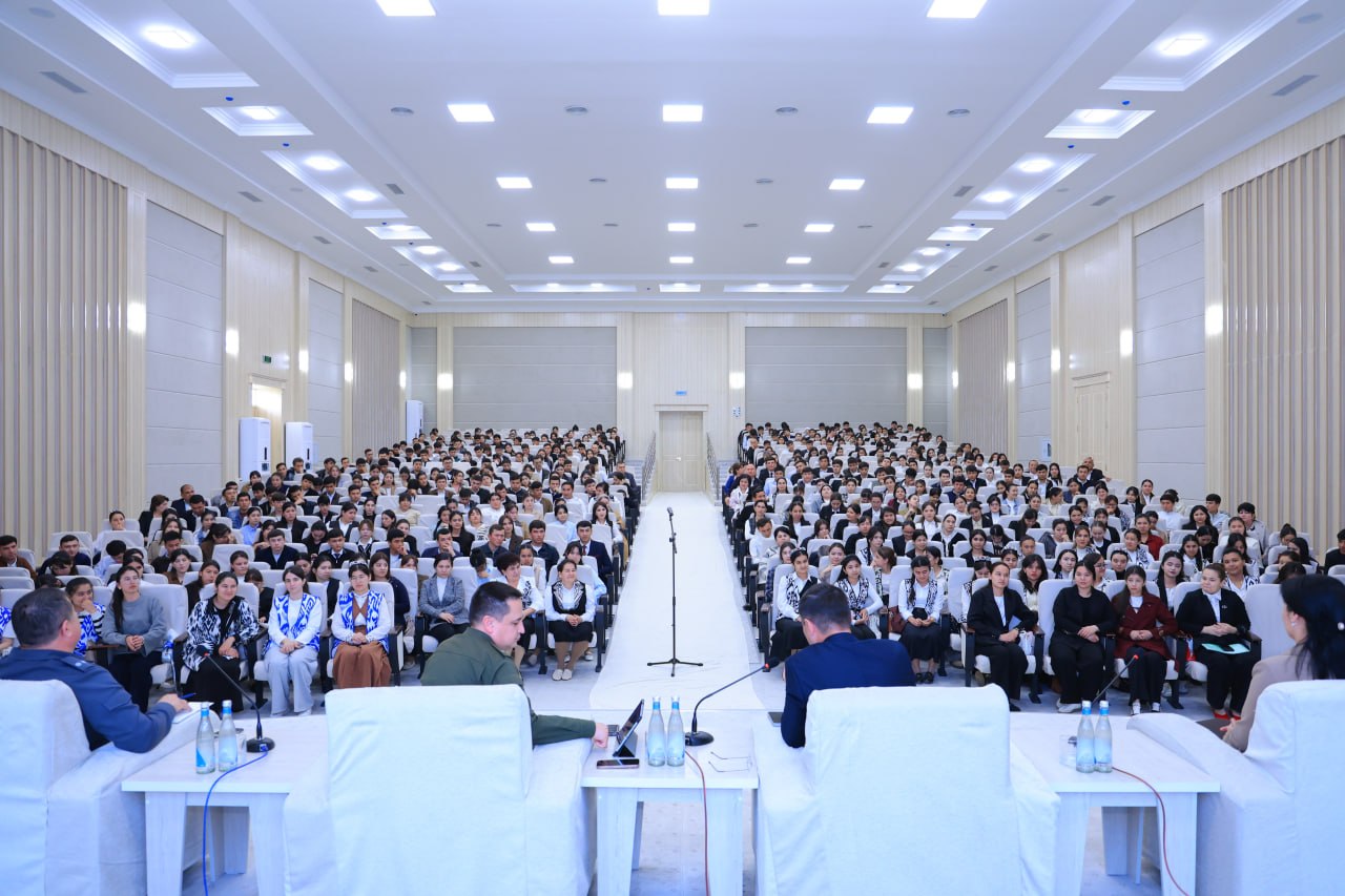 Xiva tumani hokimi Sardor Polvonov universitetning xivalik talabalari bilan muloqot qildi