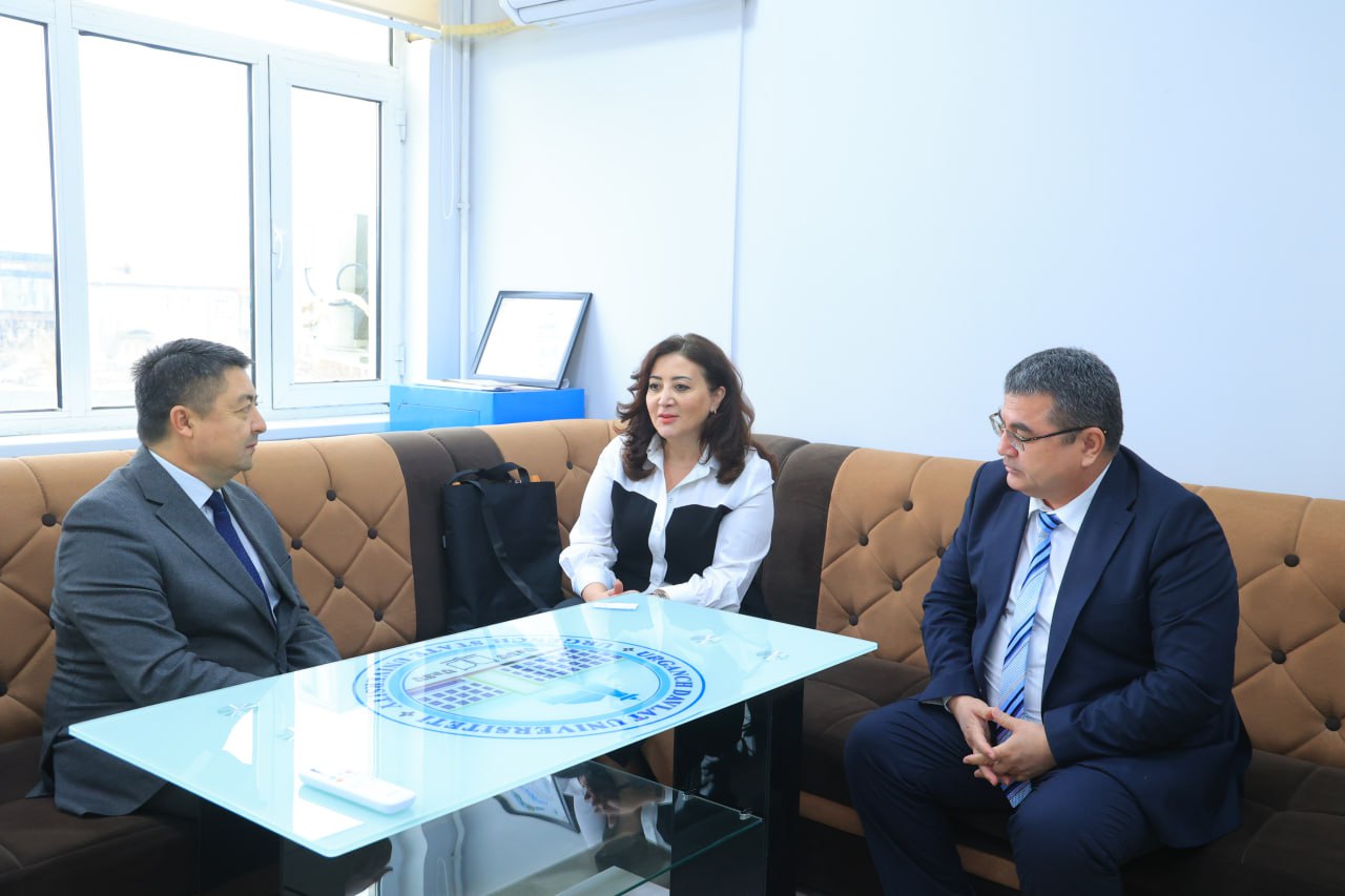 UrDUda ozarbayjonlik olima talabalarga dars mashg‘ulotlari olib bormoqda