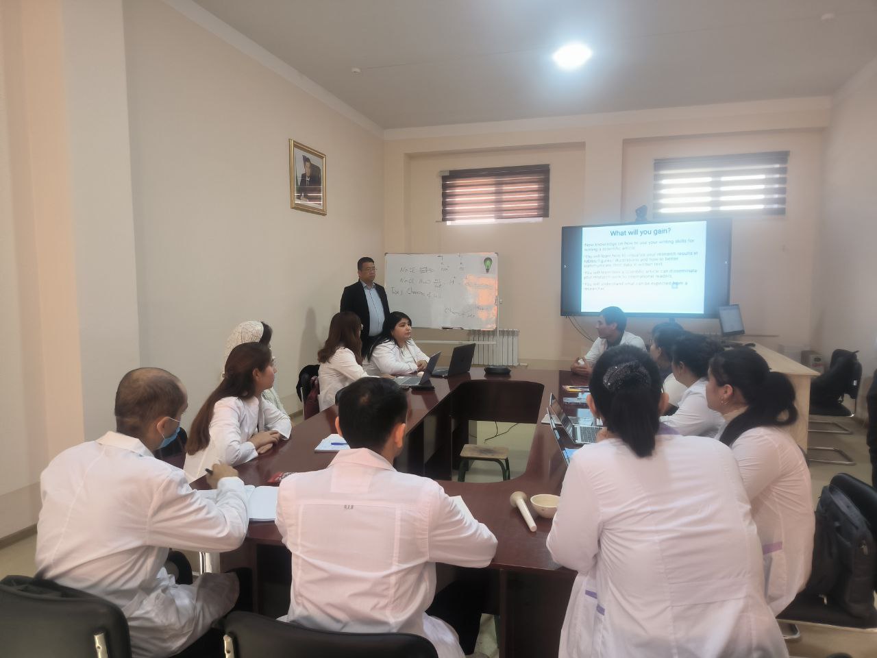 Xitoylik professor UrDU talabalari bilan amaliy mashg‘ulotlar o‘tkazmoqda