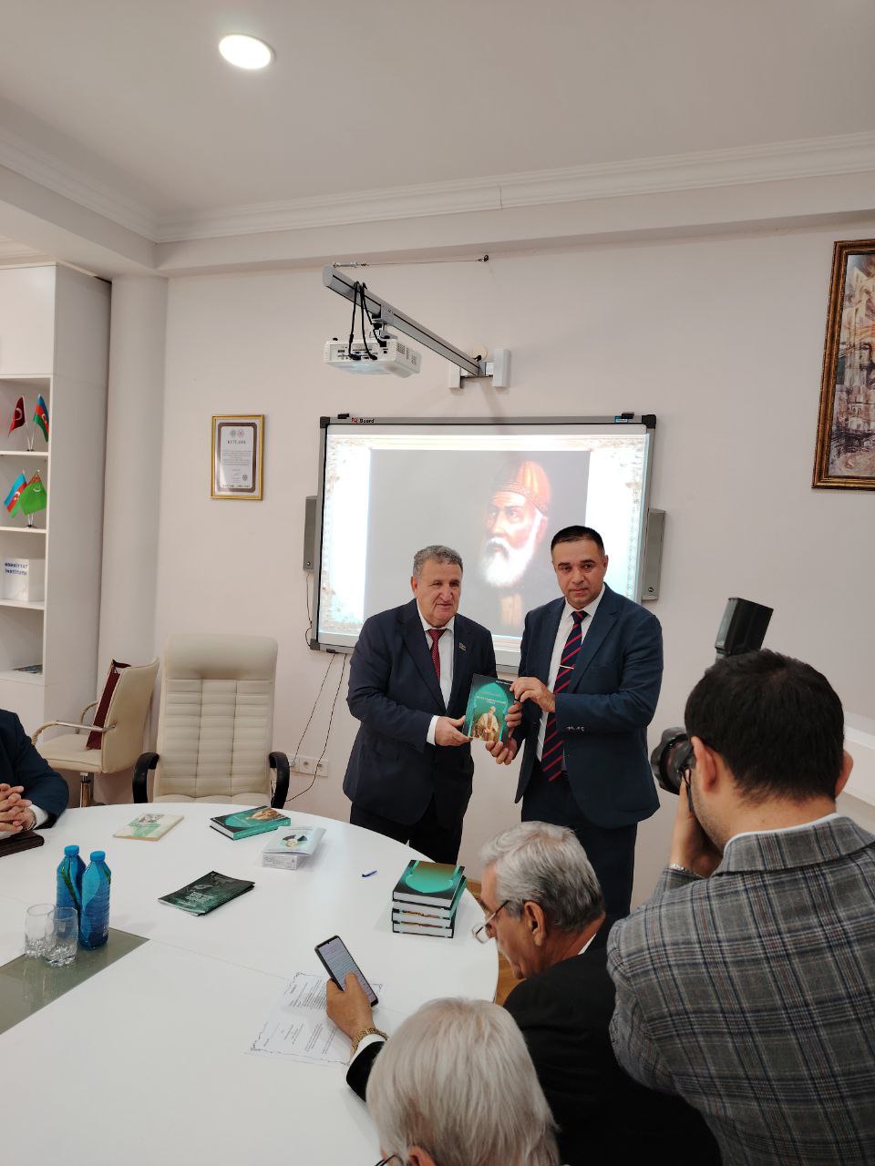 Президент Национальной академии наук академик Иса Габиббейли выразил благодарность заведующему кафедрой узбекского языкознания за сотрудничество.
