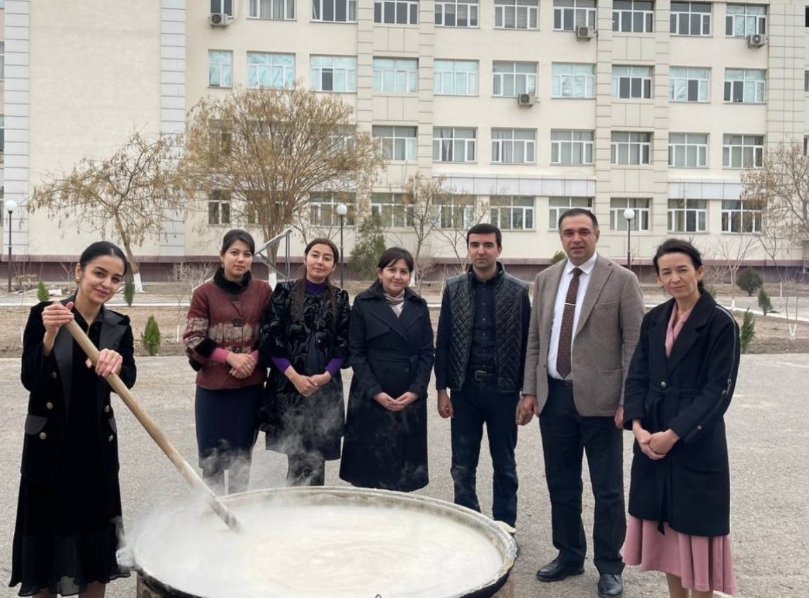 The team of the Department of Uzbek Linguistics is celebrating Navruz around the Sumalak Doshkazoon!