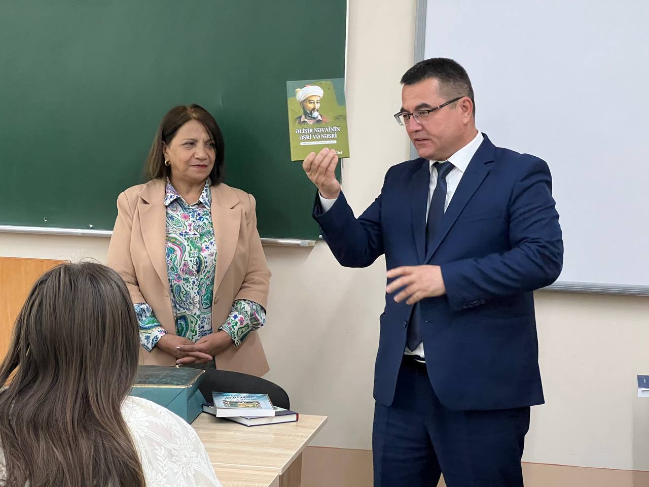 Филологический факультет Ургенчского государственного университета посетил заведующий отделением литературных связей Азербайджан-Туркменистан-Узбекистан Национальной академии наук Азербайджана имени Низами Гянджеви, доктор филологических наук, профессор Алмаз Ульви
