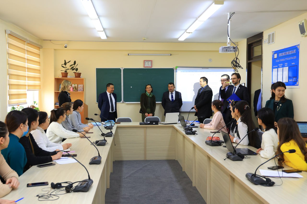 Делегация Европейского Союза в Узбекистане, посетившая сегодня наш университет, посетила факультеты Иностранной филологии и Физико-математический.