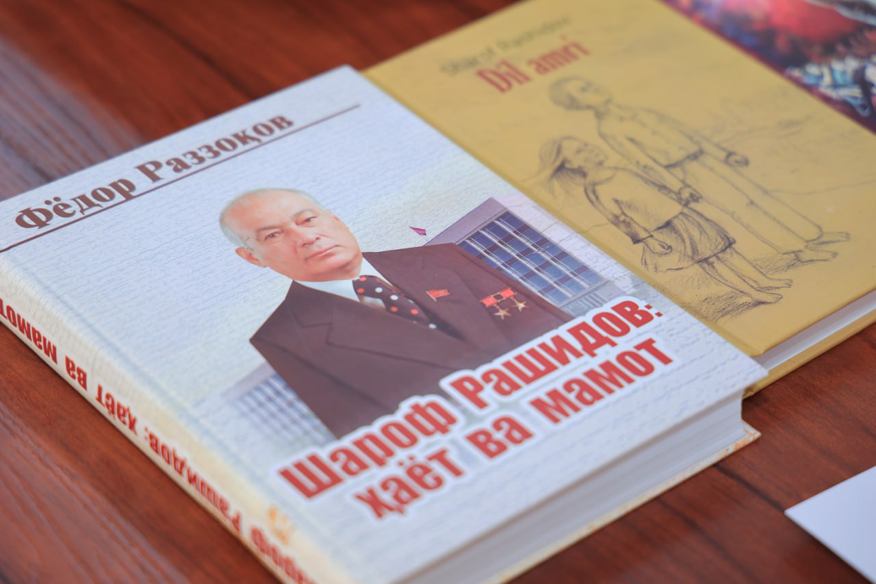 urdu.uz, Sharof Rashidov fondidan universitet kutubxonasi uchun kitoblar taqdim etildi