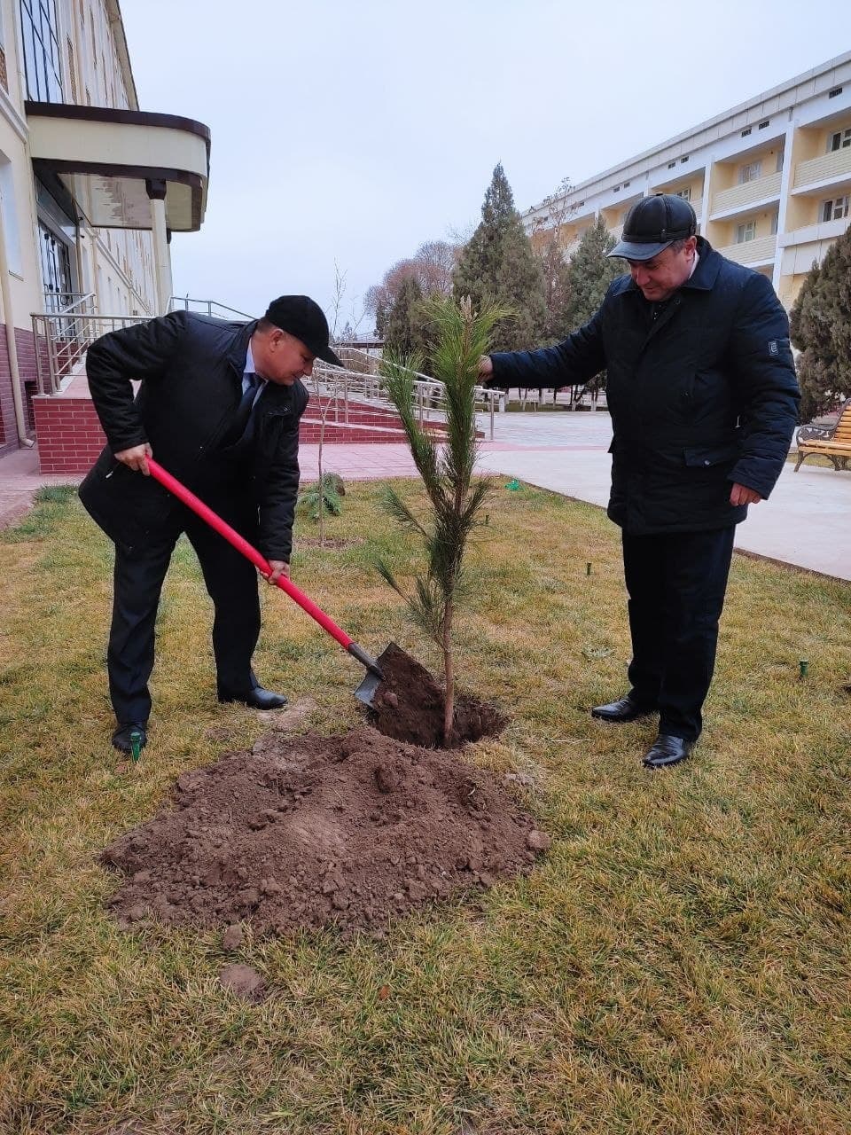 Коллектив Ургенчского государственного университета также принял активное участие в общенациональном проекте «Зеленое пространство»