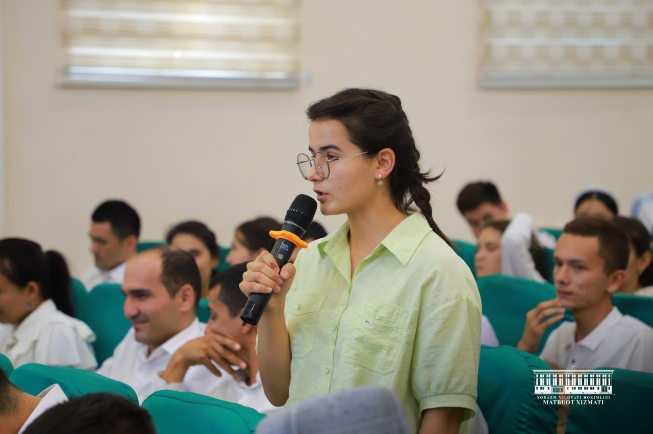 urdu.uz, Bugun viloyat hokimi Jo‘rabek Raximov viloyatdagi oliy ta'lim muassasalarining bitiruvchilari bilan uchrashdi