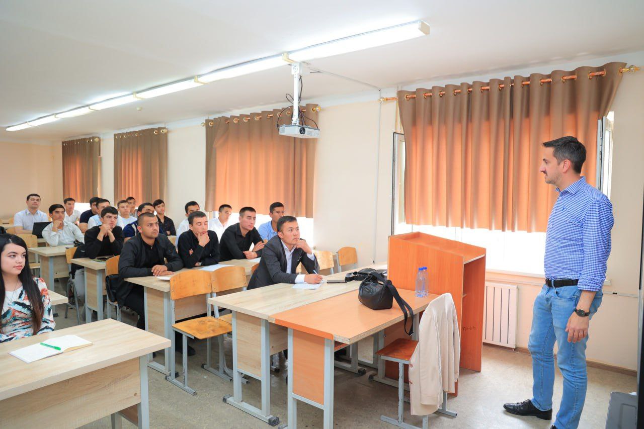 urdu.uz, Italiyaning Padova universiteti professorlari UrDU talabalariga ma'ruza o'qimoqda