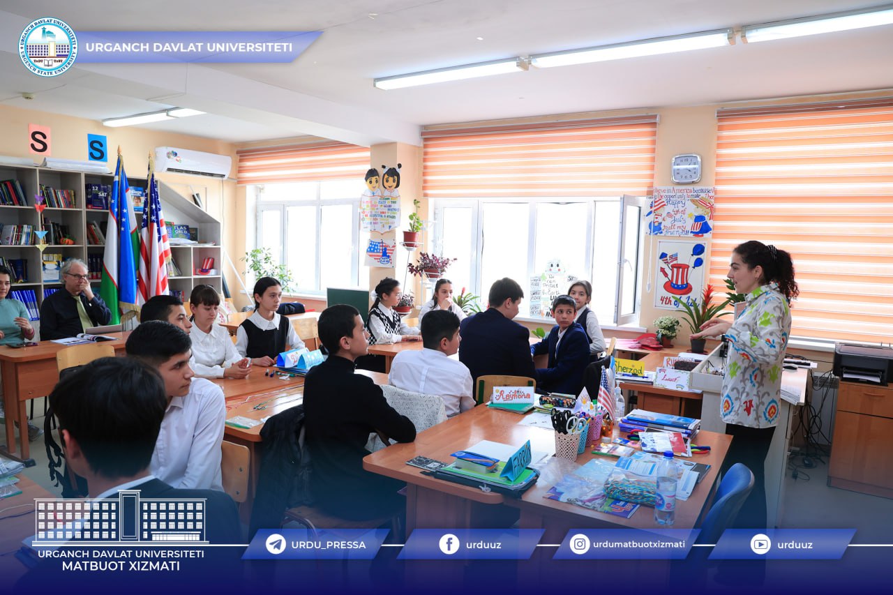 urdu.uz, AQSHning Toshkentdagi elchixonasi Mintaqaviy ingliz tili bo‘limi rahbari Kevin Makkoy hamda elchixona mas’ul xodimi Umida Boltayevalar “The Access Microscholarship program” loyihasi doirasidagi darslarni tahlil qildilar