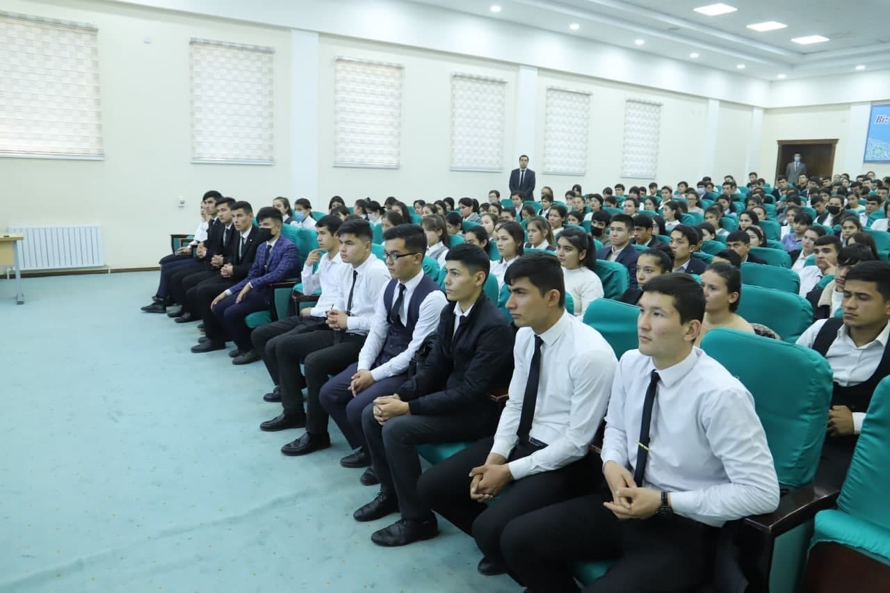urdu.uz;Urganch davlat universiteti rektori Baxrom Abdullayev Fizika-matematika fakultetining 1-kurs talabalari bilan uchrashdi