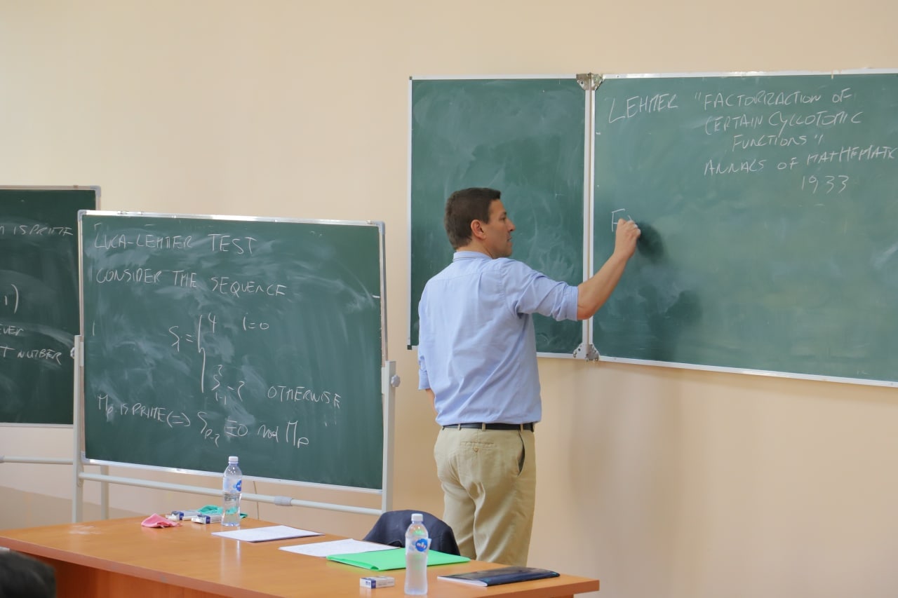 urdu.uz, “Panjaralar, diofant yaqinlashish va balandliklar” mavzusidagi yozgi maktabning dars mashgʻulotlari davom etmoqda