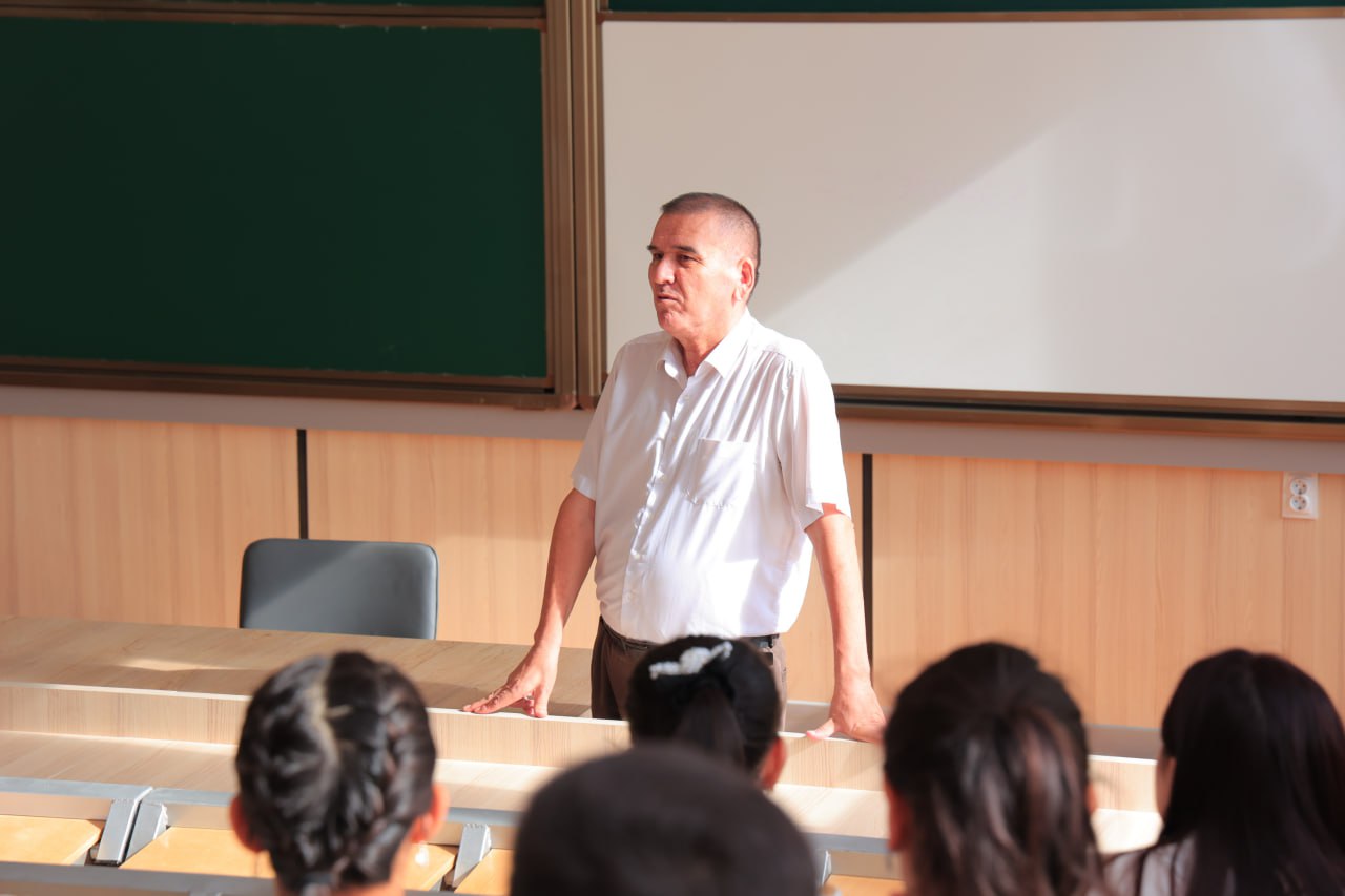 urdu.uz, Talaba-yoshlarning universitet hayotiga tezroq moslashishiga ko'mak berish, ularni taʼlim jarayonlari olib borilishi va Kredit-modul tizimi bilan yaqindan tanishtirish, muassasada yoshlarga yaratilgan sharoitlar haqida maʼlumotlar berish maqsadida Urganch davlat universitetining barcha fakultetlarida “Tanishtiruv haftaligi” boʼlib oʼtmoqda.      ▫️Bugun, 7-sentabr kuni  Tabiiy va qishloq xoʻjaligi fanlari  va Fizika-matematika fakulteti professor-oʻqituvchilari va tyutorlari tomonidan 1-kurs talabalariga universitetning ichki tartib-qoidalari, talabalarning burch va majburiyatlari, oʻquv jarayoniga tegishli boʻlgan masalalar yuzasidan ma'lumotlar berildi. Oʻz navbatida, talabalarni qiziqtirgan savollariga javoblar berildi.