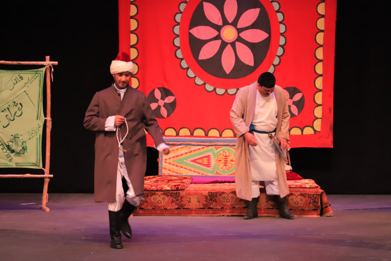 urdu.uz, Universitet talabalari teatrlarga tashrif buyurmoqda