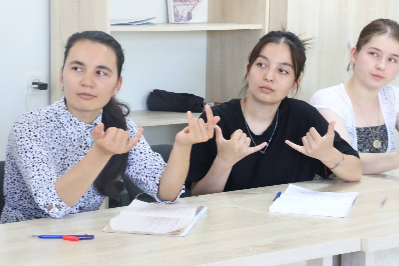 urdu.uz, Talabalarimiz surdotarjimonlik kurslarida oʻqimoqda