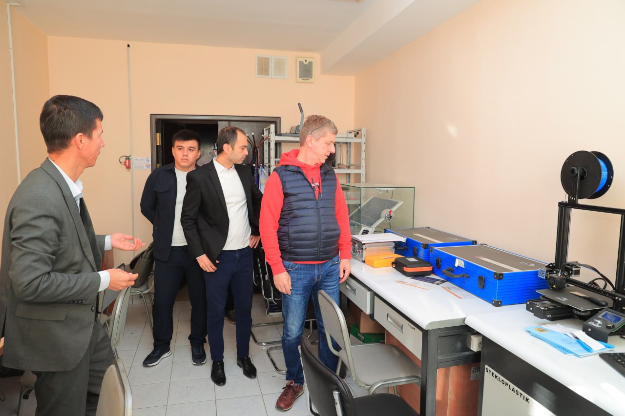 Innovatsion rivojlanish agentligi huzuridagi Ilmiy-texnik axborot markazi xodimlari Urganch davlat universitetining mavjud laboratoriyalari bilan tanishdi;urdu.uz
