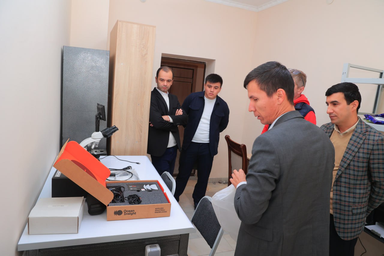 Innovatsion rivojlanish agentligi huzuridagi Ilmiy-texnik axborot markazi xodimlari Urganch davlat universitetining mavjud laboratoriyalari bilan tanishdi;urdu.uz