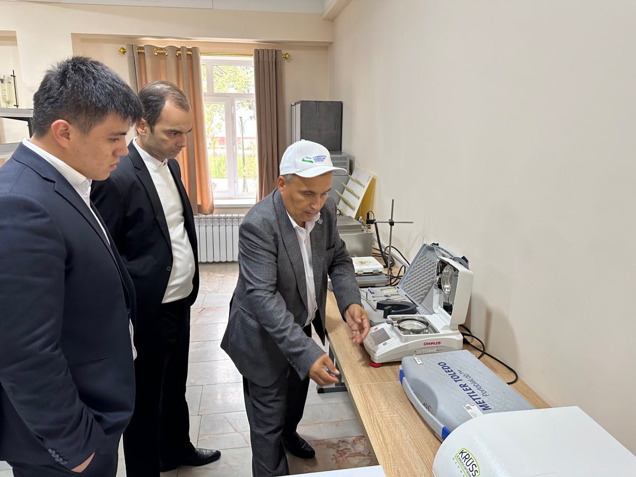 Innovatsion rivojlanish agentligi huzuridagi Ilmiy-texnik axborot markazi xodimlari Urganch davlat universitetining mavjud laboratoriyalari bilan tanishdi;urdu.uz