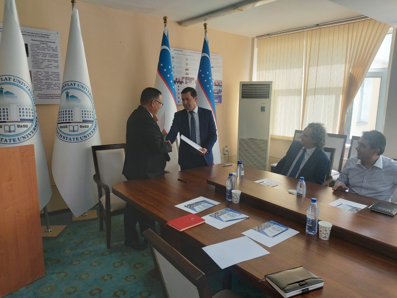 urdu.uz, Fransiyaning O‘zbekistondagi elchixonasi ta’lim hamkorligi bo‘yicha mintaqaviy attashesi Janob Serge Bellini va “Fransuz alyansi” direktori Dilshod Axmedovlar Urganch davlat universitetiga tashrif buyurishdi