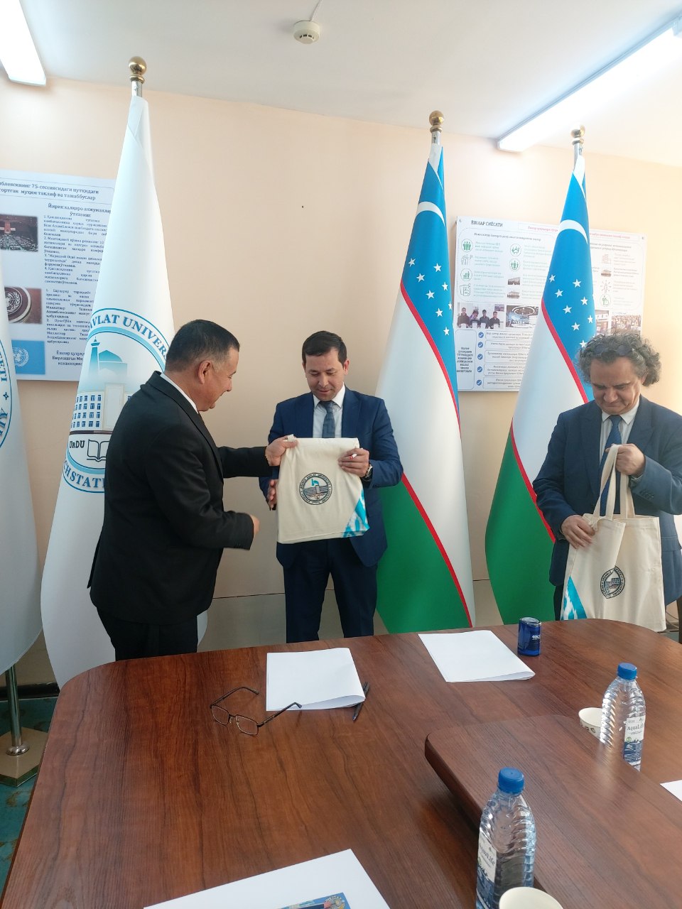 urdu.uz, Fransiyaning O‘zbekistondagi elchixonasi ta’lim hamkorligi bo‘yicha mintaqaviy attashesi Janob Serge Bellini va “Fransuz alyansi” direktori Dilshod Axmedovlar Urganch davlat universitetiga tashrif buyurishdi
