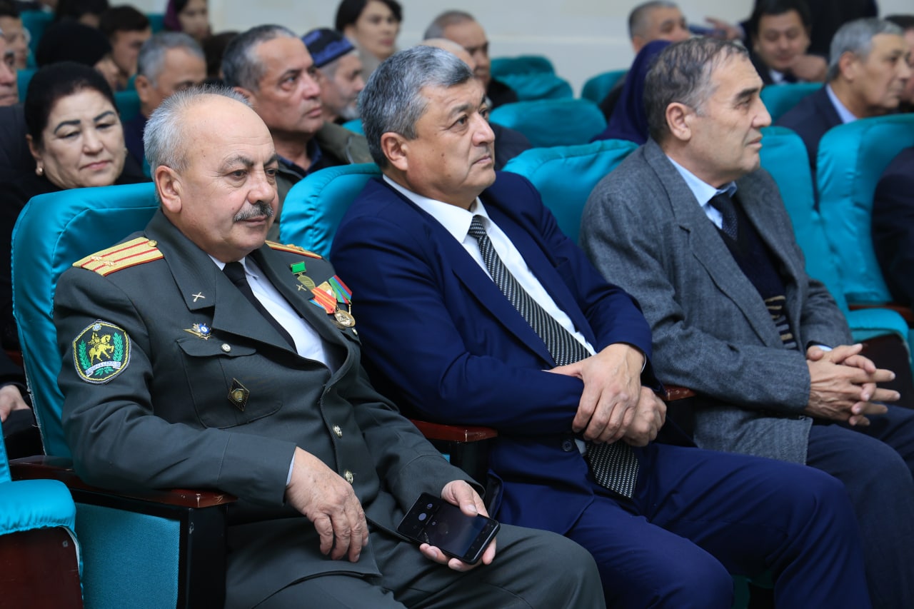 urdu.uz, Taniqli sanʼatkor Ozod Sobirovning “Qutilmodim…” nomli sheʼriy kitobi taqdimoti munosabati bilan ijodiy kecha boʻlib oʻtdi