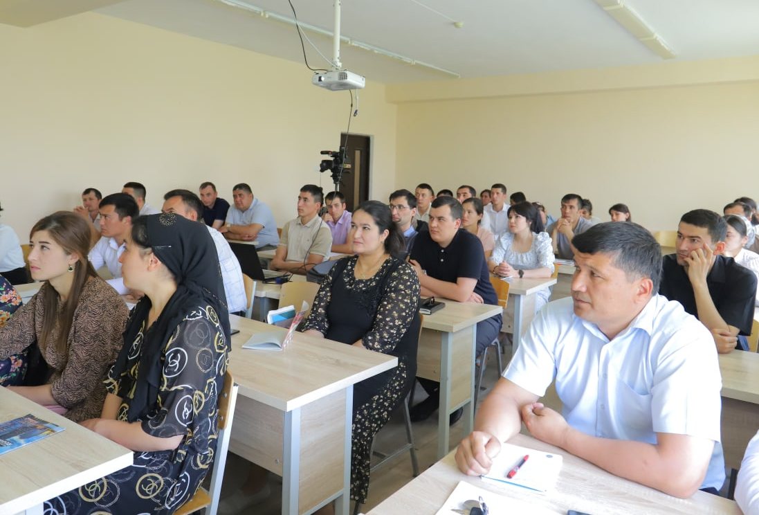 urdu.uz, Portugaliyaning Porto universiteti professori Paula Rodrigues Jismoniy madaniyat fakulteti talabalariga dars bermoqda