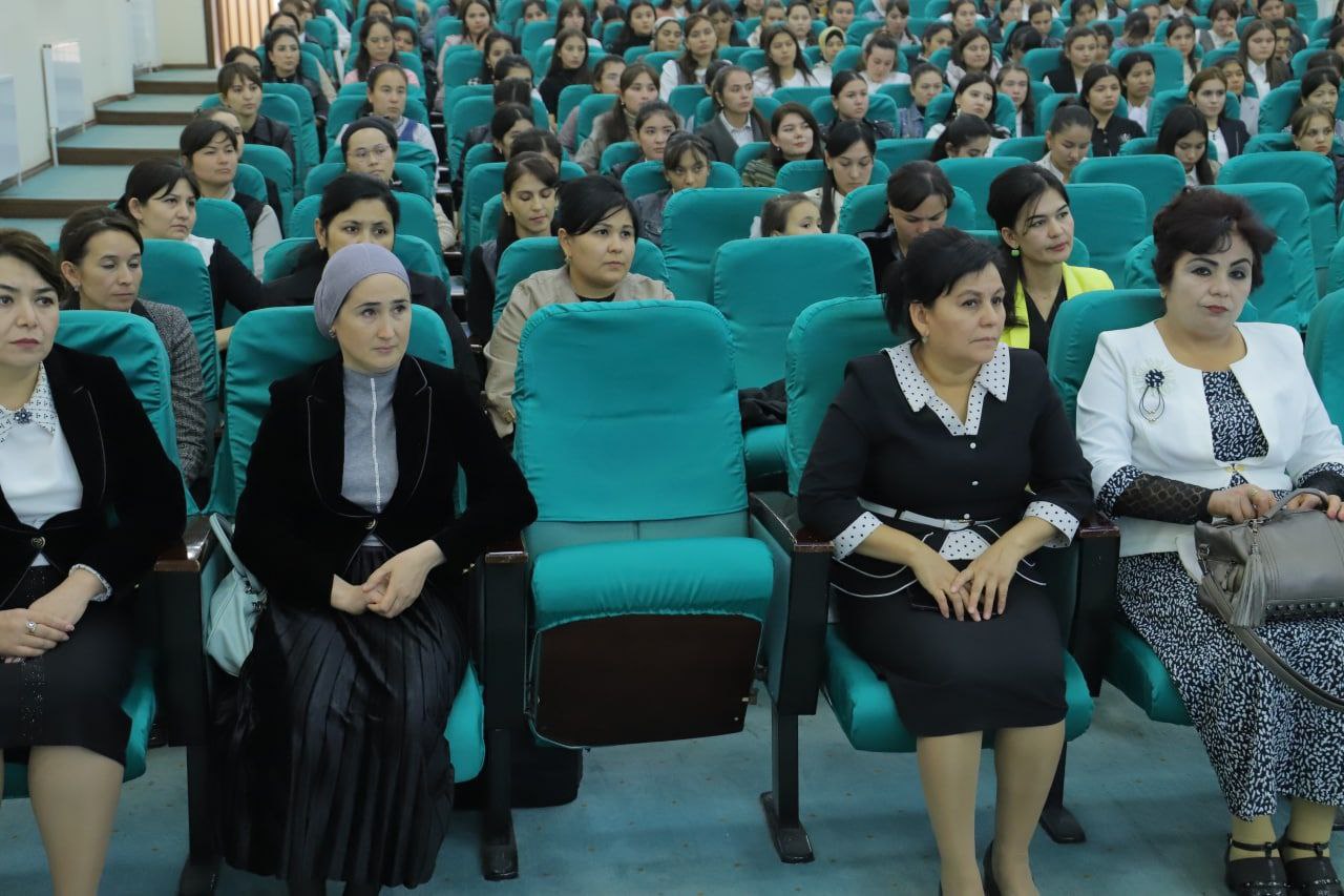 urdu.uz;21-oktabr —O'zbek tiliga Davlat tili maqomi berilgan kun munosabati bilan bugun UrDU Madaniyat saroyida "Davlat tili taraqqiyoti: muammo va yechimlar" mavzusidagi ilmiy-amaliy konferensiya bo'lib o'tdi