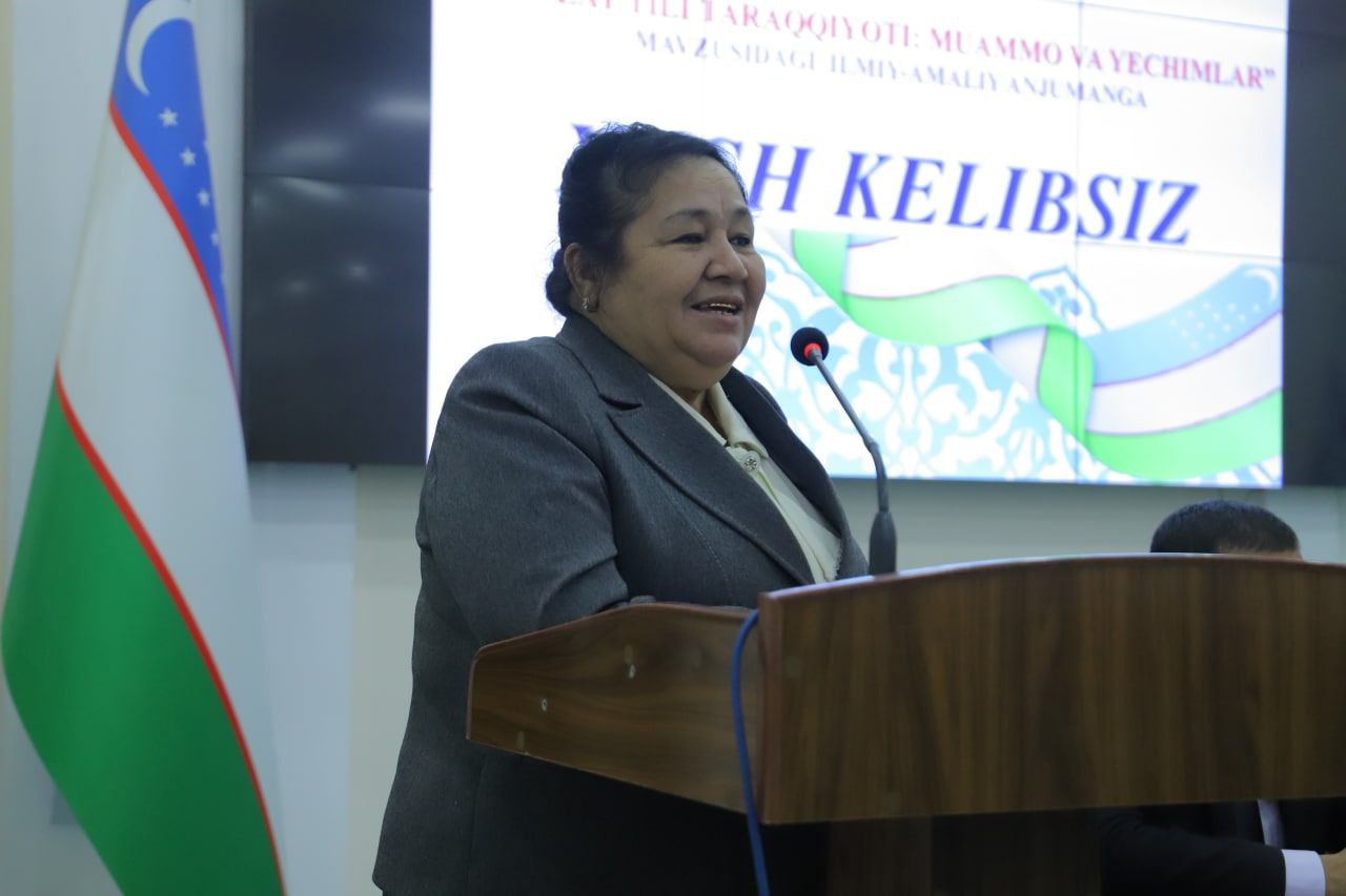 urdu.uz;21-oktabr —O'zbek tiliga Davlat tili maqomi berilgan kun munosabati bilan bugun UrDU Madaniyat saroyida "Davlat tili taraqqiyoti: muammo va yechimlar" mavzusidagi ilmiy-amaliy konferensiya bo'lib o'tdi