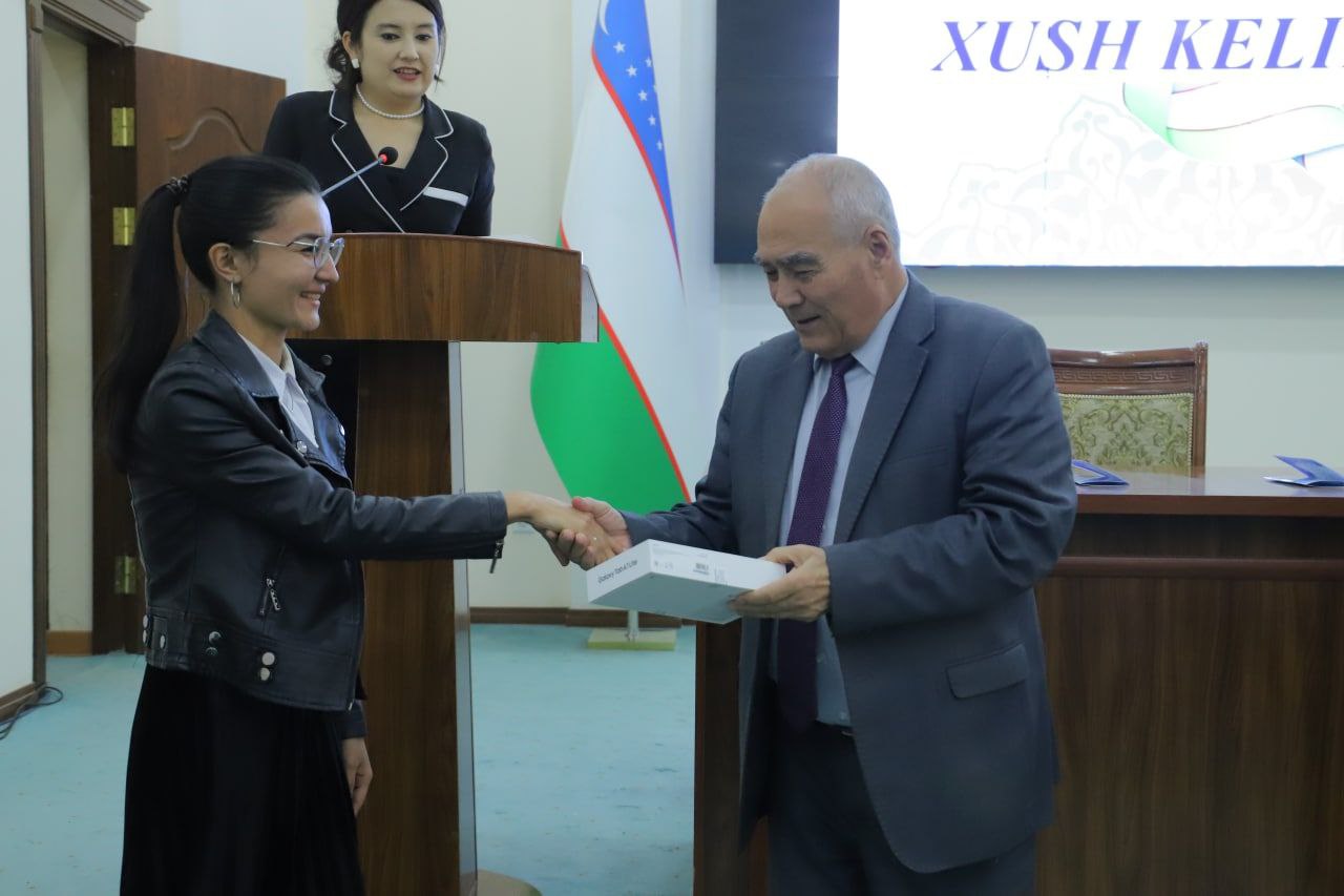 urdu.uz;21-oktabr —O'zbek tiliga Davlat tili maqomi berilgan kun munosabati bilan bugun UrDU Madaniyat saroyida "Davlat tili taraqqiyoti: muammo va yechimlar" mavzusidagi ilmiy-amaliy konferensiya bo'lib o'tdi