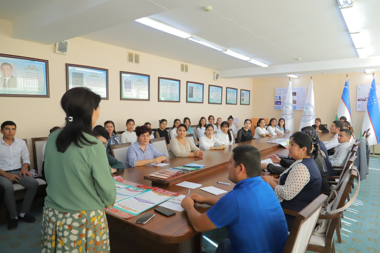 A seminar training on preparing volunteers was held among students at Urganch State University by the regional center for the fight against AIDS.