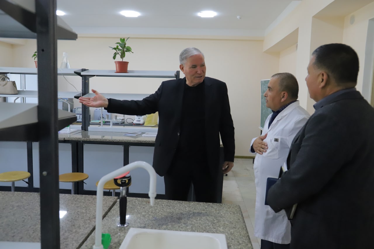 urdu.uz, Xorazm viloyati hokimi Farhod Ermanov Kimyoviy texnologiyalar fakultetining oʻquv binosi bilan tanishdi