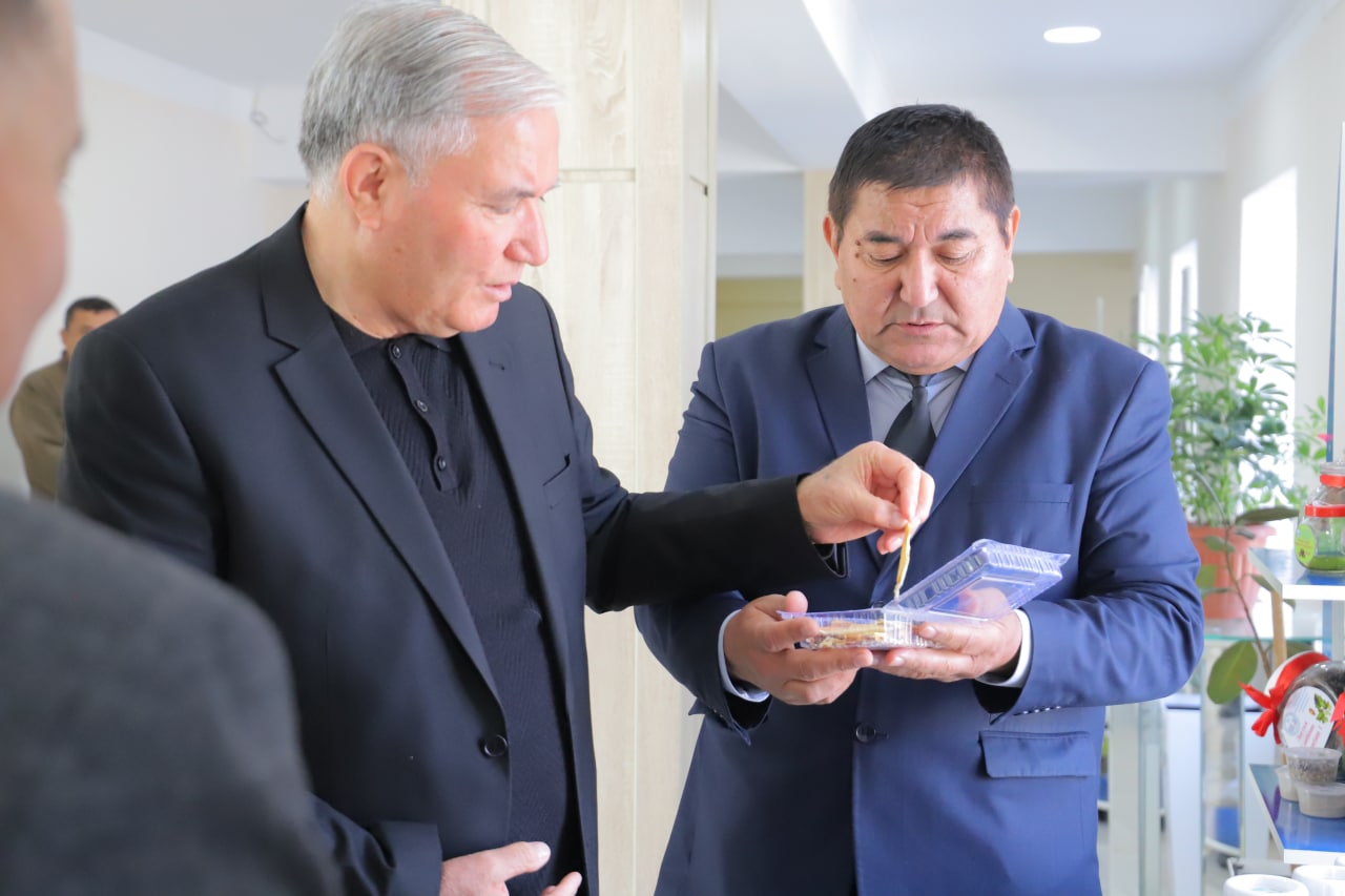 urdu.uz, Xorazm viloyati hokimi Farhod Ermanov Kimyoviy texnologiyalar fakultetining oʻquv binosi bilan tanishdi