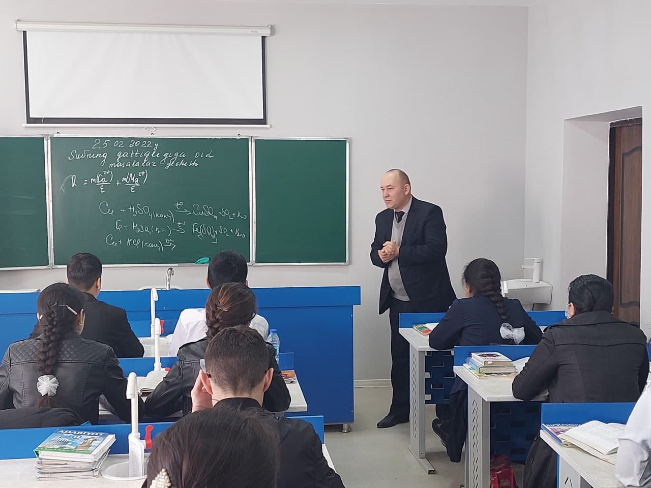 urdu.uz, Urganch davlat universiteti rektori  Baxrom Abdullayevning maktablarga tashrifi davom etmoqda