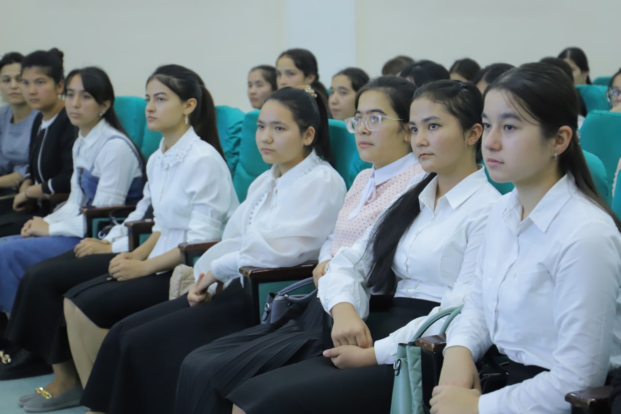 urdu.uz, REKTOR FIZIKA-MATEMATIKA FAKULTETI TALABALARI BILAN UCHRASHDI