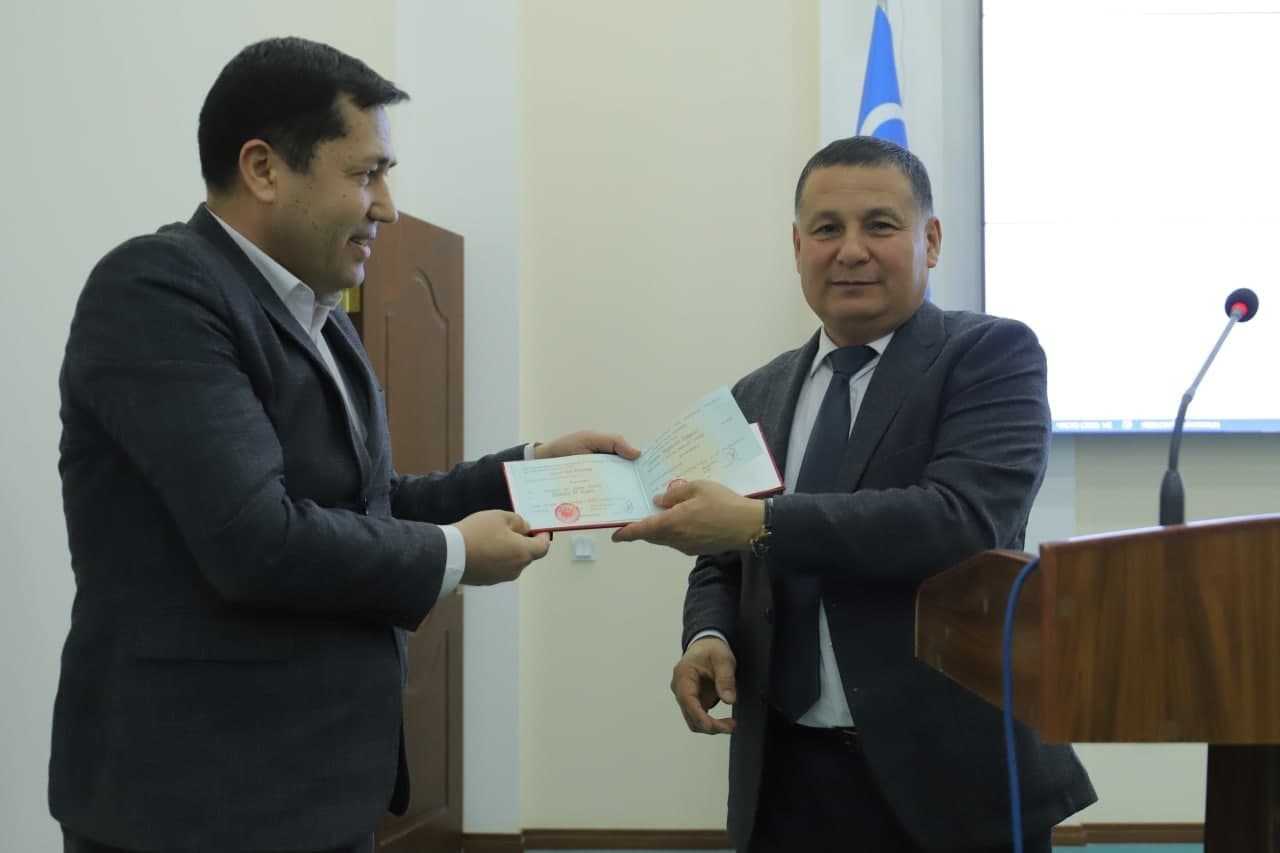 Ректор УрДУ Б.Абдуллаев вручил дипломы доцентов их обладателям в присутствии членов Совета.
