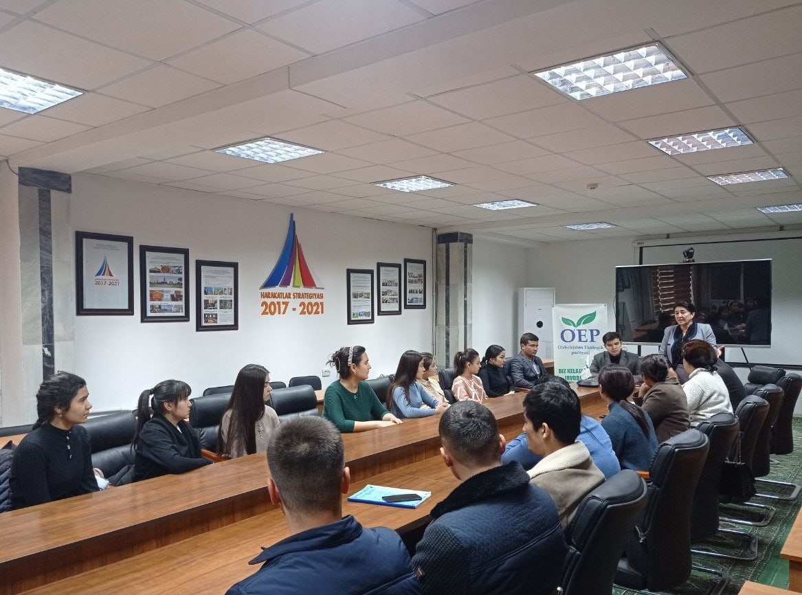 Круглый стол между студентами Ургенчского государственного университета и представителями Экологической партии Узбекистана