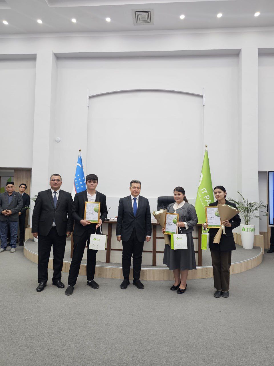 Студенты Ургенчского государственного университета заняли второе место на конкурсе «Ideathon»