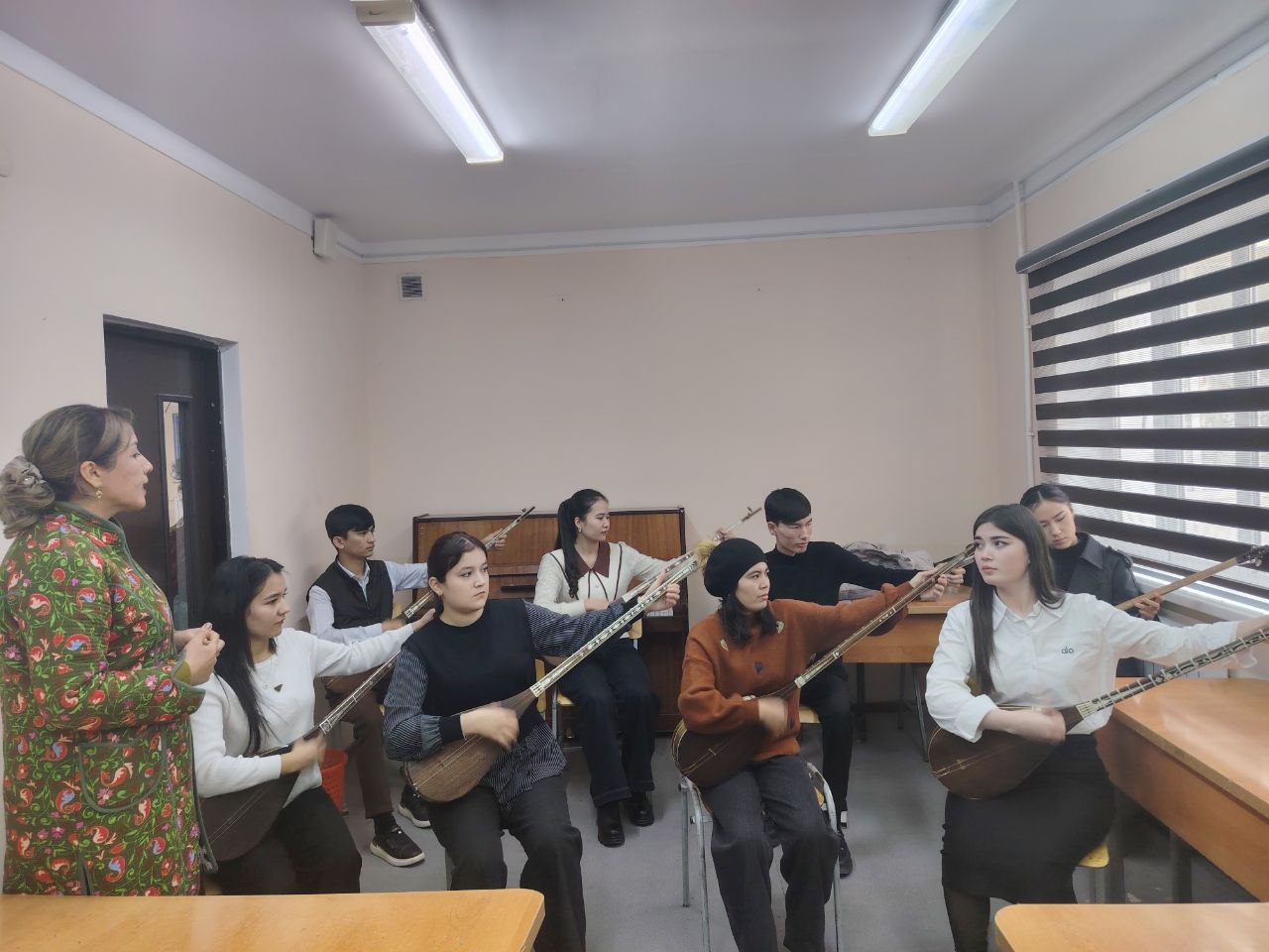 "Tabassum" dutorchilar ansambli to`garagi