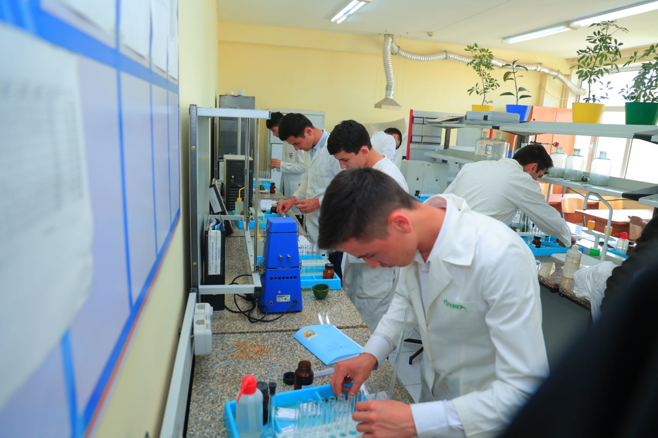 Для учащихся общеобразовательных школ проводится олимпиада по химии и биологии.